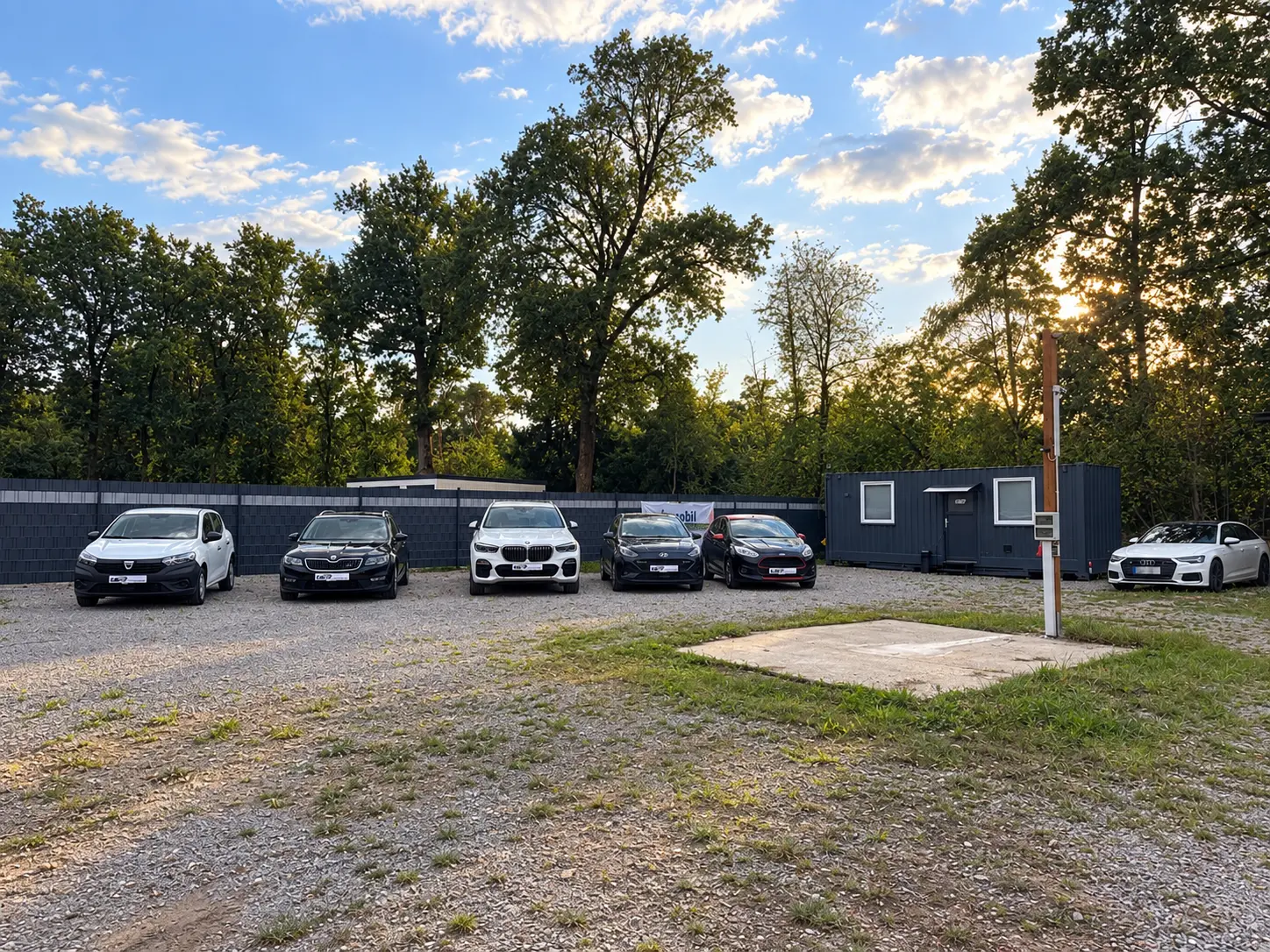 Der echte DE3-Fahrzeugplatz in Bad Lippspringe mit Fahrzeugen und Bürocontainer
